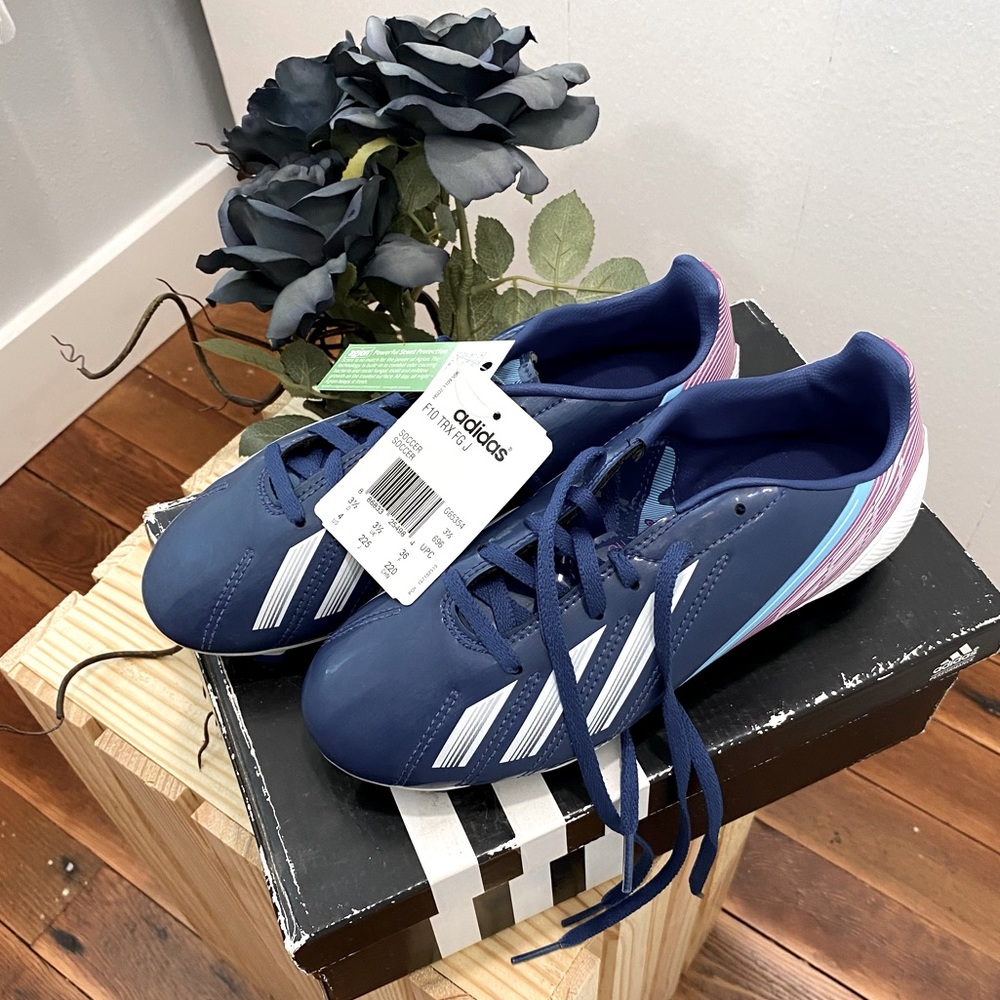 Adidas size 4Y soccer cleats